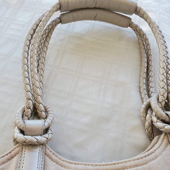 Vera Bradley retired Resort tote sitting in a tree - Picture 3 of 8